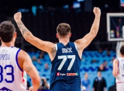 J9-东契奇迎来二十赛季高光表现，澳大利亚队球迷沸腾！的简单介绍